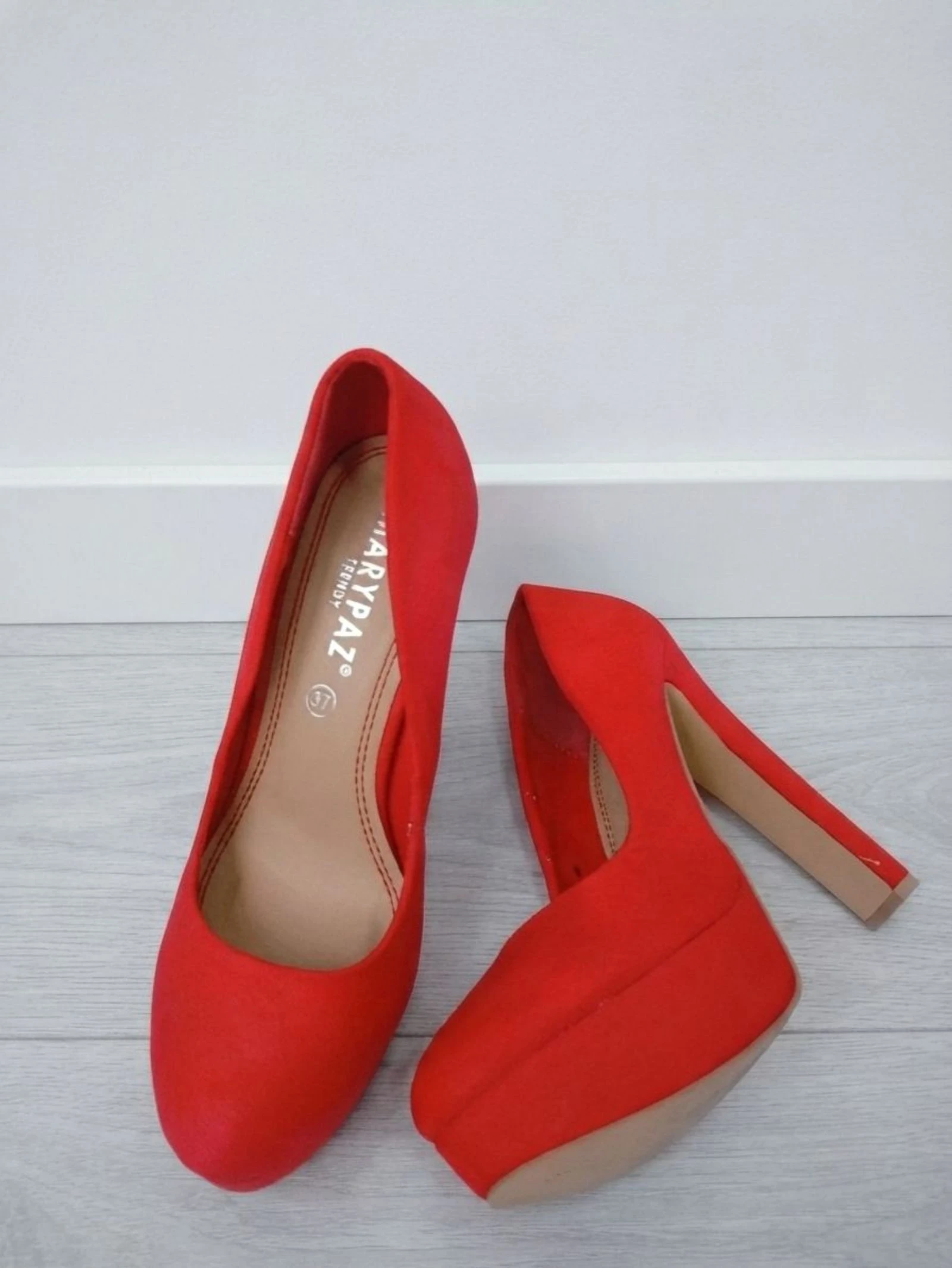 Zapatos ante rojo tacón plataforma Marypaz Red Suede Platform Heels Chunky Retro Pumps